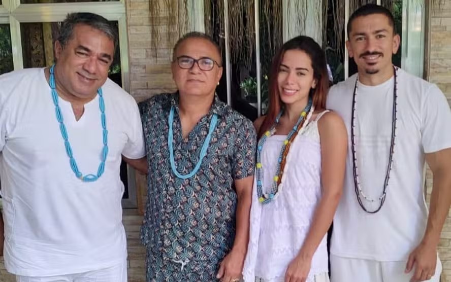 Anitta com o pai e o irmão no terreiro de candomblé do pai de santo Sérgio Pina, na Baixada Fluminense