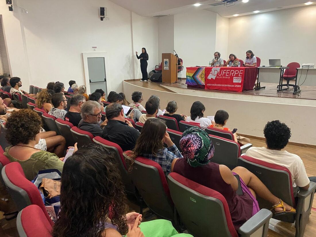 Professores da UFRPE em assembleia geral para debater proposta do Governo Federal