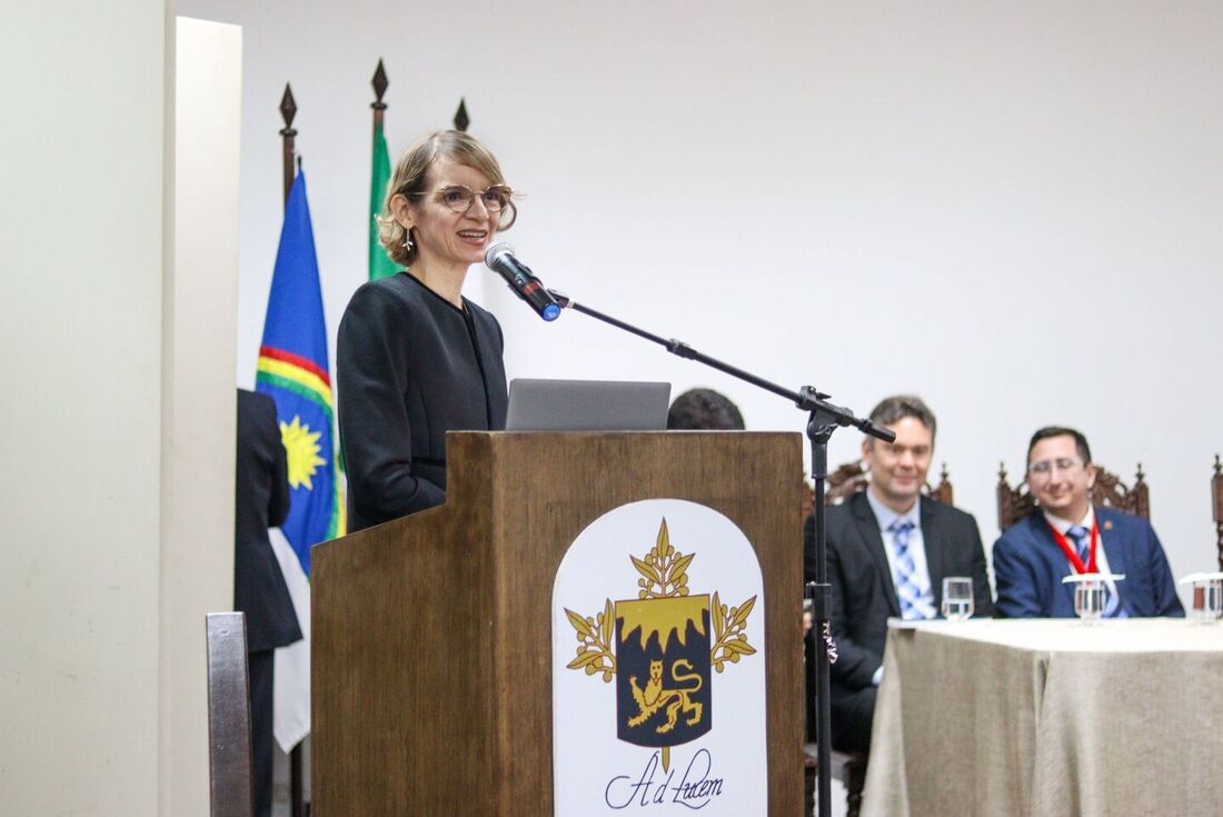 Desembargadora federal Joana Carolina Lins, em palestra no Recife