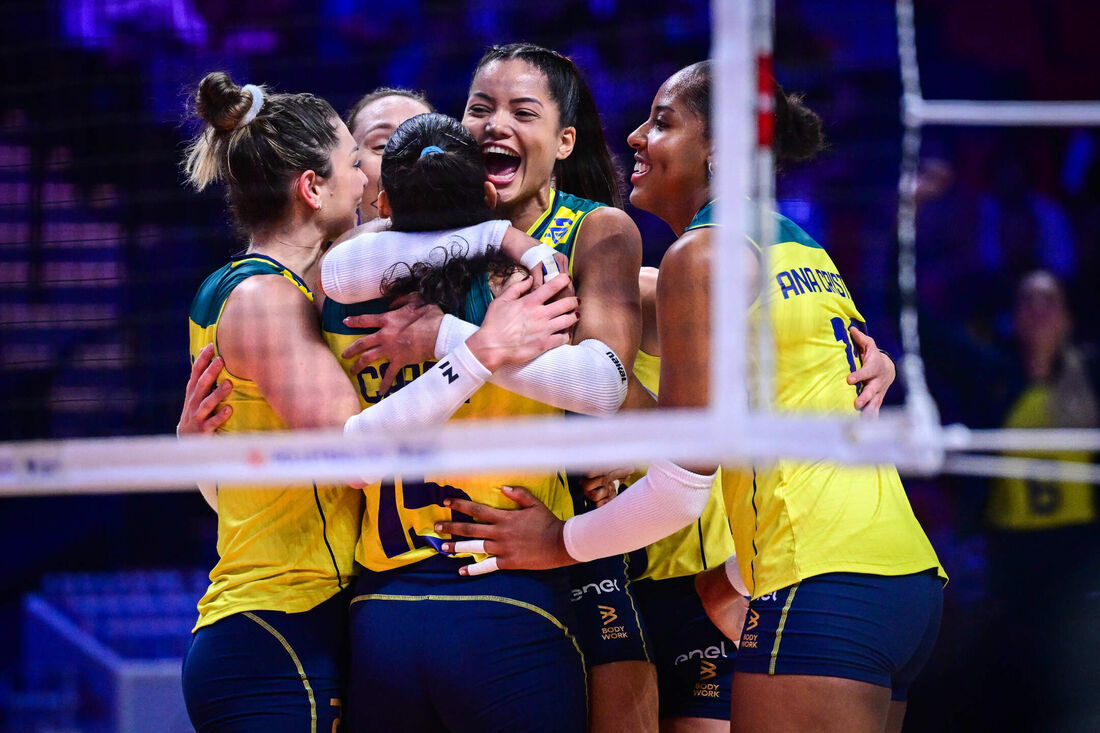 Seleção Feminina de Vôlei enfrenta a equipe de Holanda 