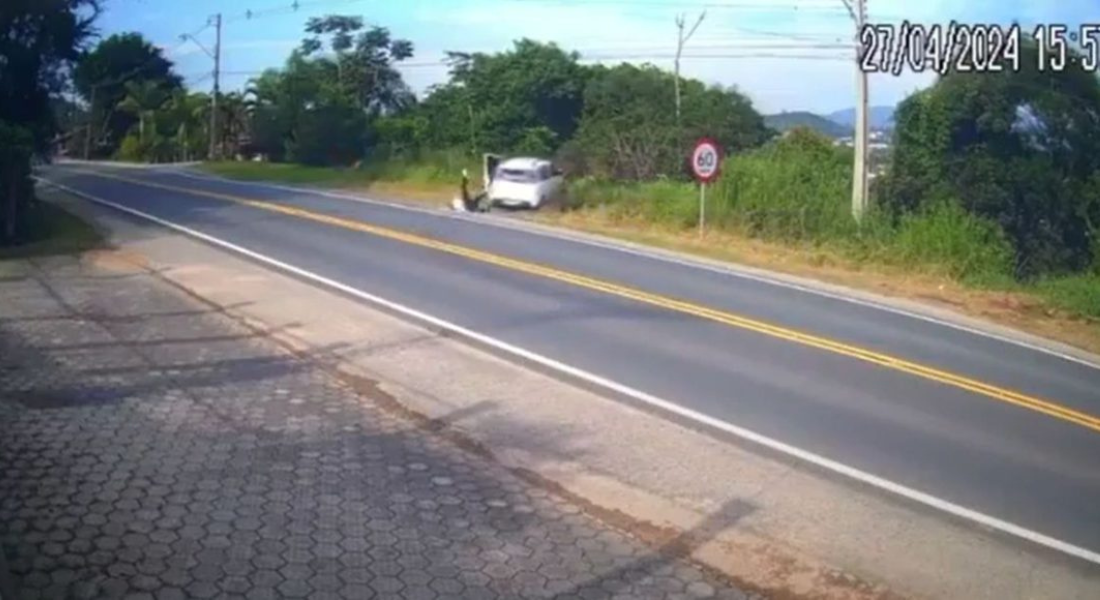 Passageiro pula de carro em movimento, motorista cai para fora e carro desce a ribanceira