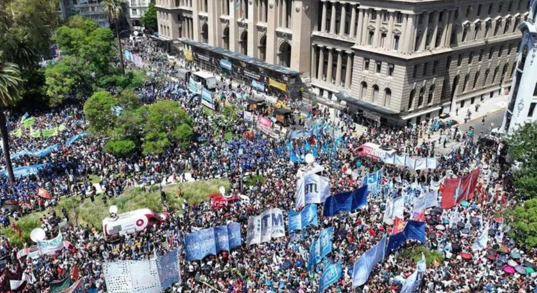 Multidão marcha na Argentina por Dia do Trabalhador e contra reforma trabalhista 