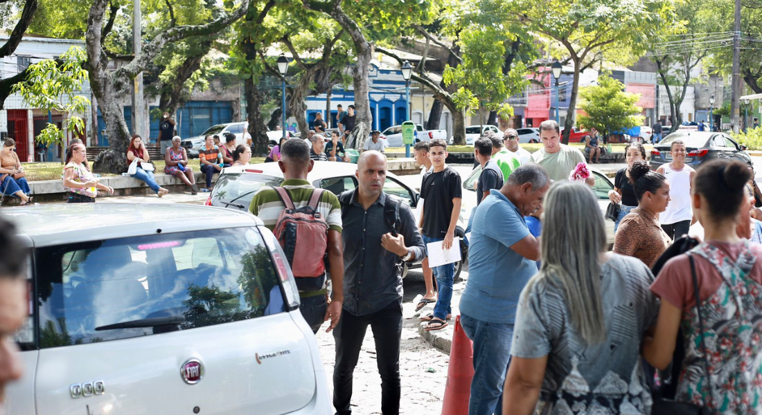 Penúltimo dia para regularização do título tem movimento intenso apesar da chuva