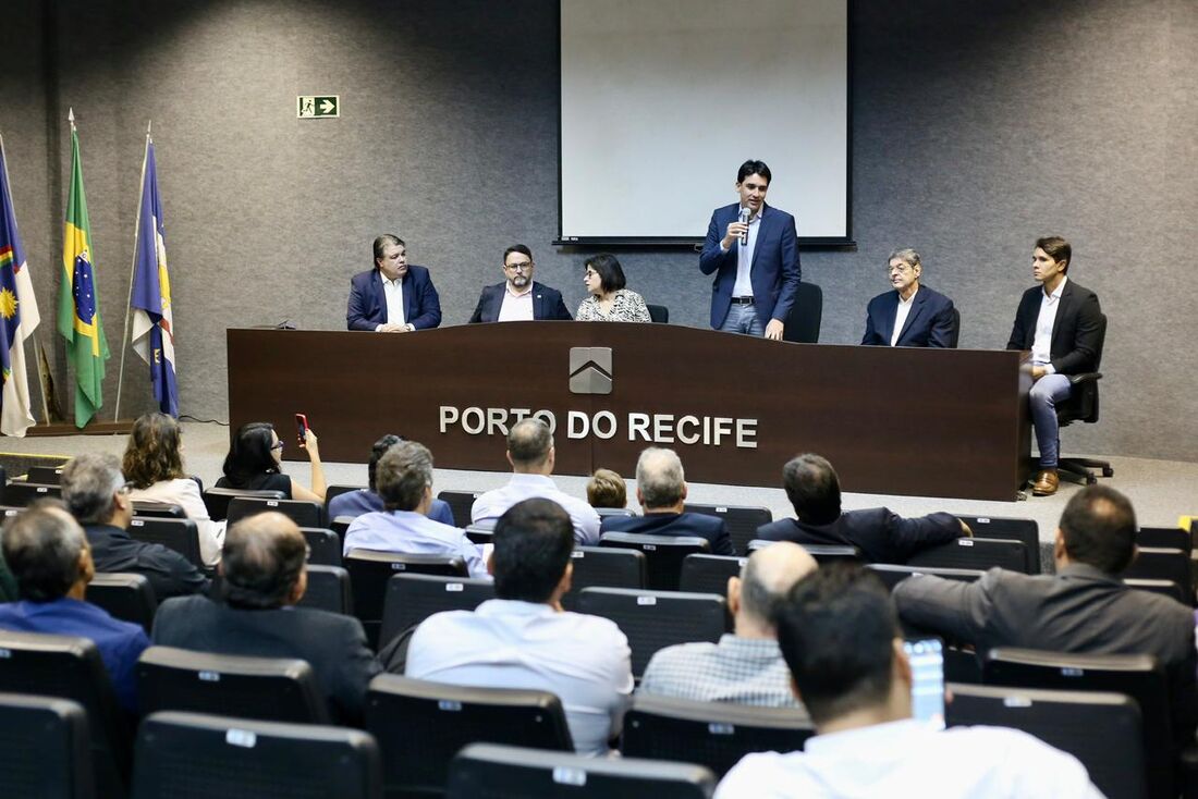 Silvio (em pé): "É o maior volume de investimentos dos últimos 20 anos no porto da cidade"