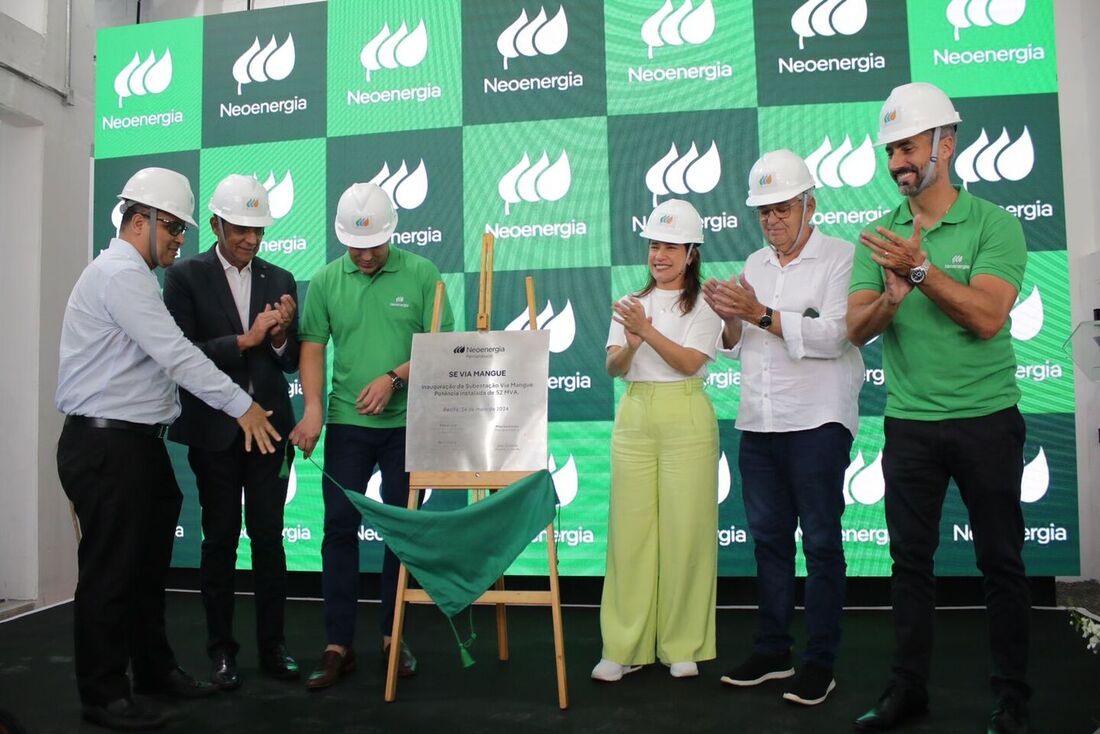 Descerramento da placa de inauguração subestação