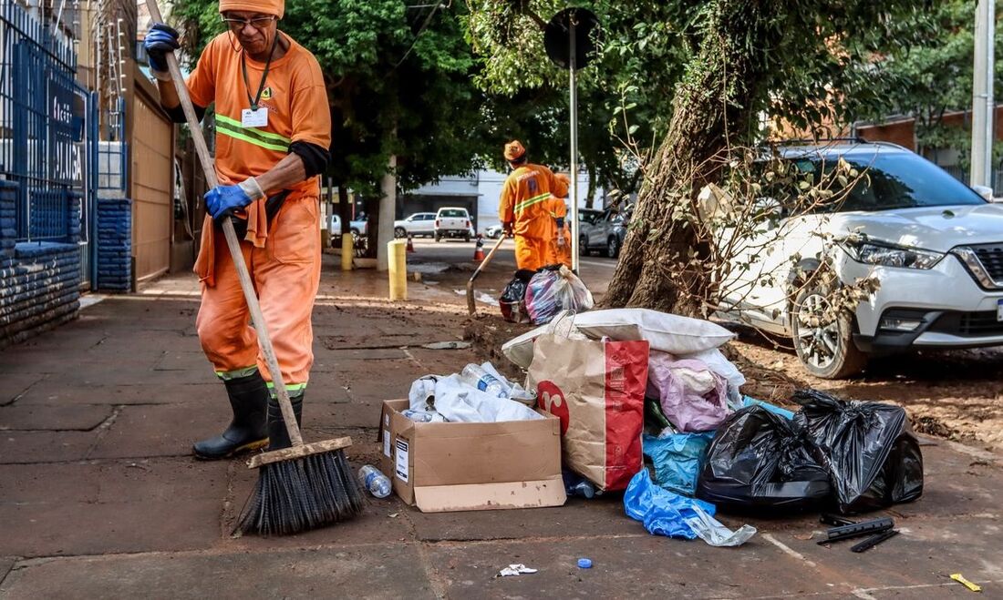 Limpeza de rua em Porto Alegre