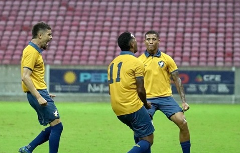 Renato celebra o gol que deu a vitória ao Retrô