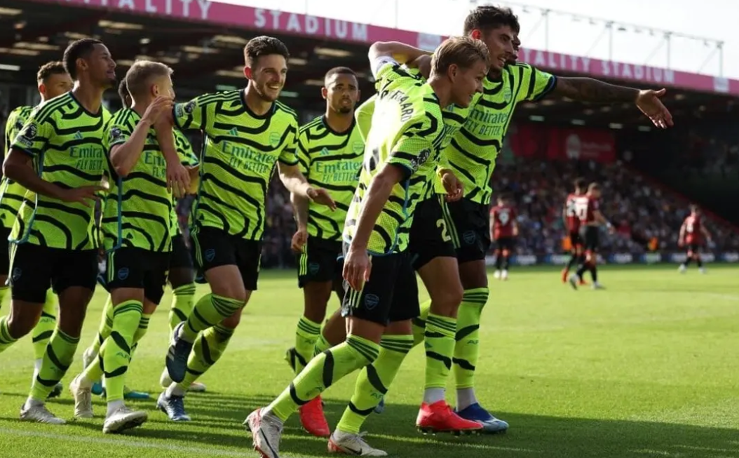 Arsenal vive ascensão na Premier League e cola no líder 