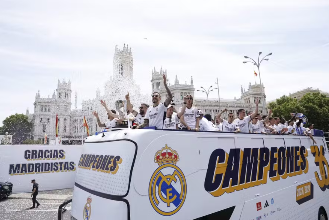 Jogadores do Real Madrid celebram título espanhol na Praça Cibeles 