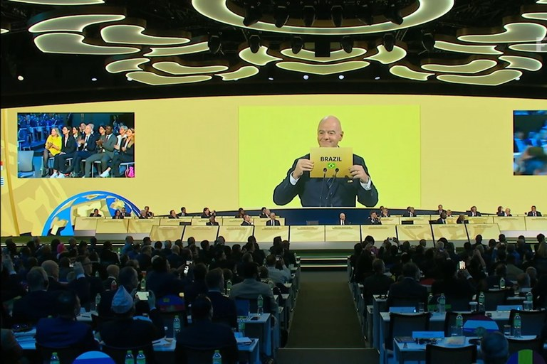 Momento em que o presidente da FIFA, Gianni Infantino, anunciou o resultado