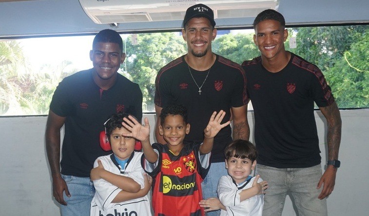 Jogadores do Sport em visita ao Instituto do Autismo