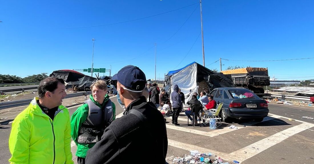 Voluntários trabalhando com recursos do Transforma Brasil enviados para o Rio Grande do Sul