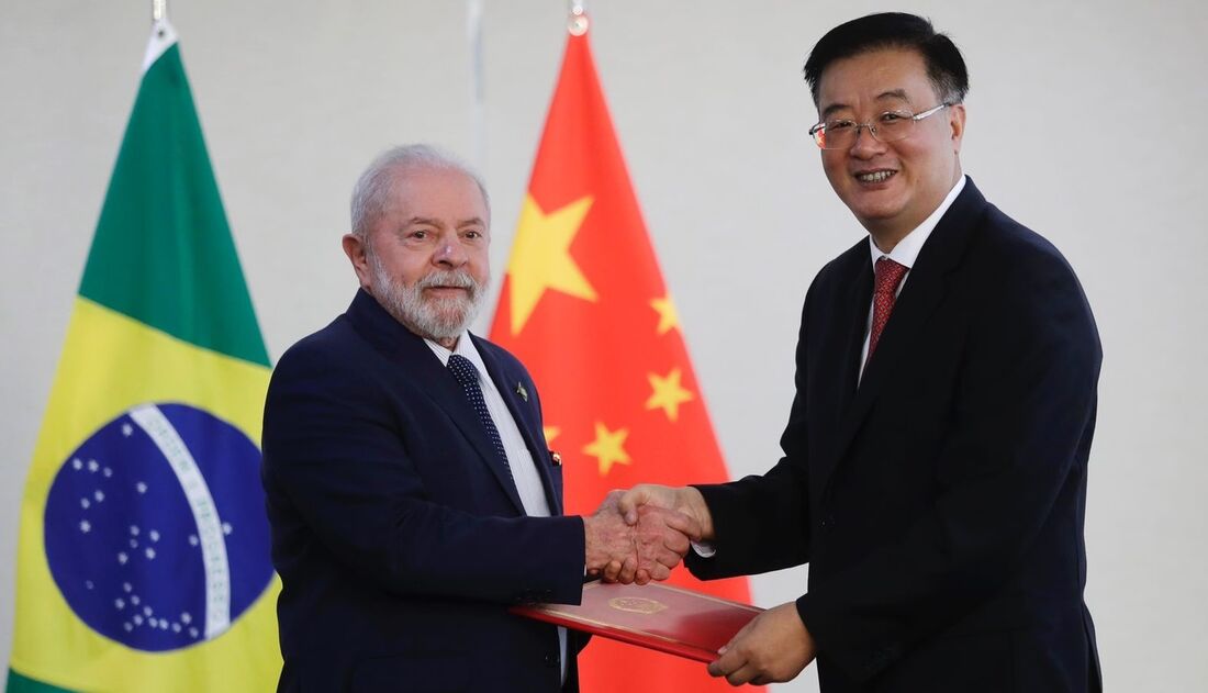 Presidente Lula e o embaixador da China no Brasil,  Zhu Qingqiao