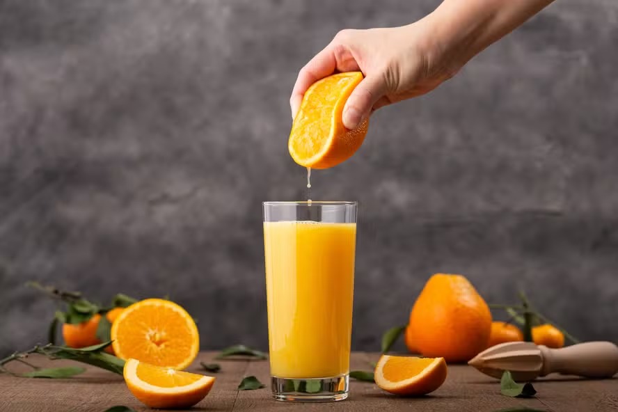 Suco de laranja pode nem sempre fazer bem para o seu estômago, dependendo de como e quando você toma 