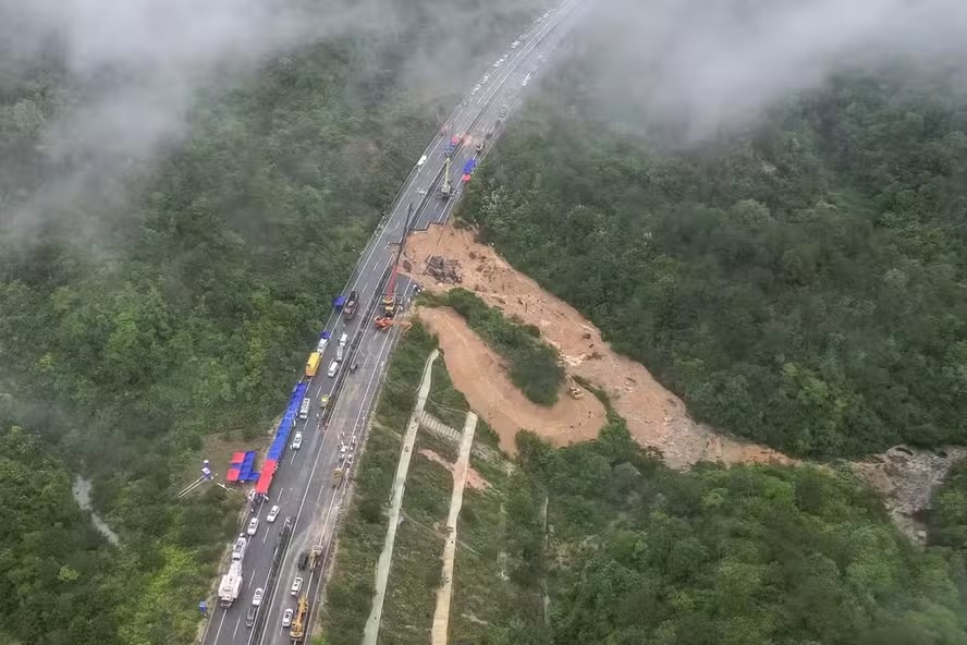 Rodovia desmorona na China e mata mais de 30 pessoas 