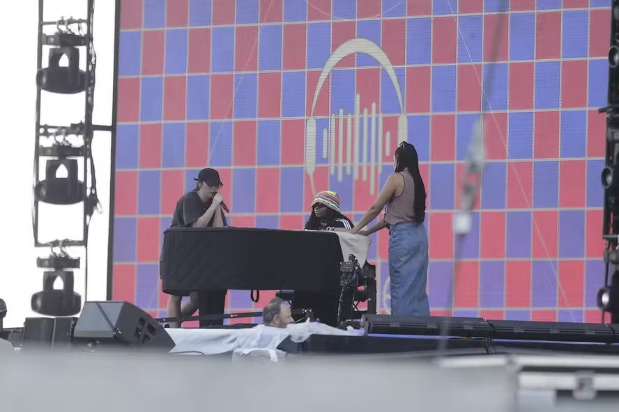 ercy James, de 18 anos, toca piano durante shows da mãe