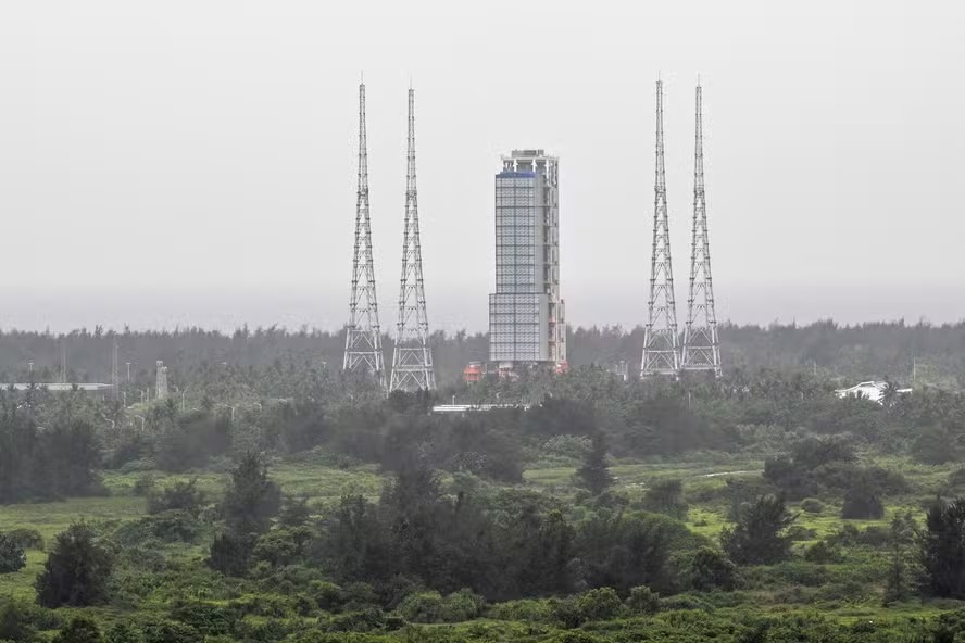 Plataforma de lançamento da missão Chang'e-6, no centro espacial de Wenchang, na província de Hainan, Sul da China 