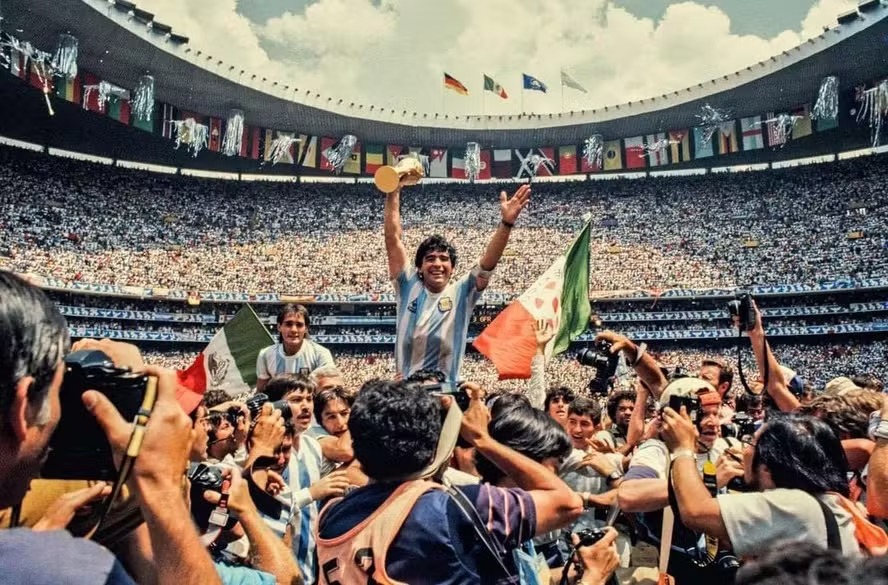 Maradona comemora título da Argentina em 1986 