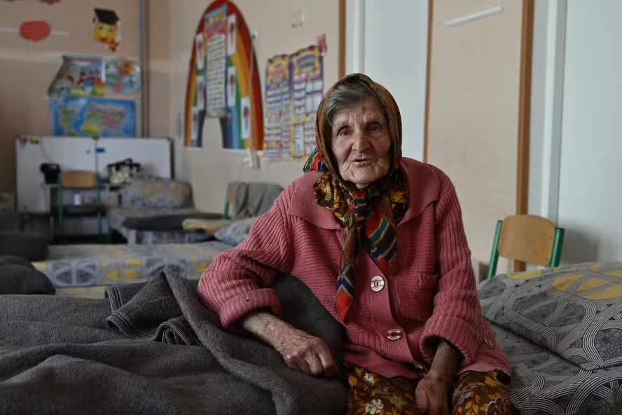 Lidiia Lominovska, de 98 anos, que fugiu de sua casa no vilarejo de Ocheretyne, invadido por tropas russas, a pé