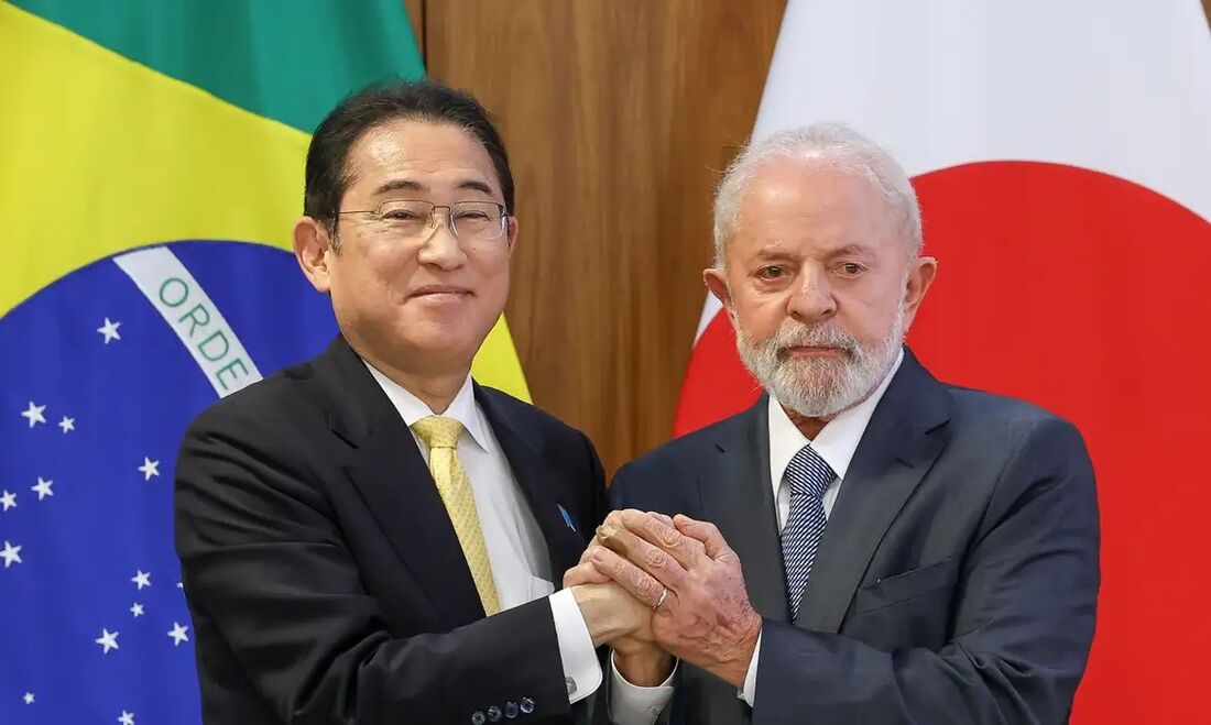 Luiz Inácio Lula da Silva com o primeiro-ministro do Japão, Fumiu Kishida, no Palácio do Planalto.