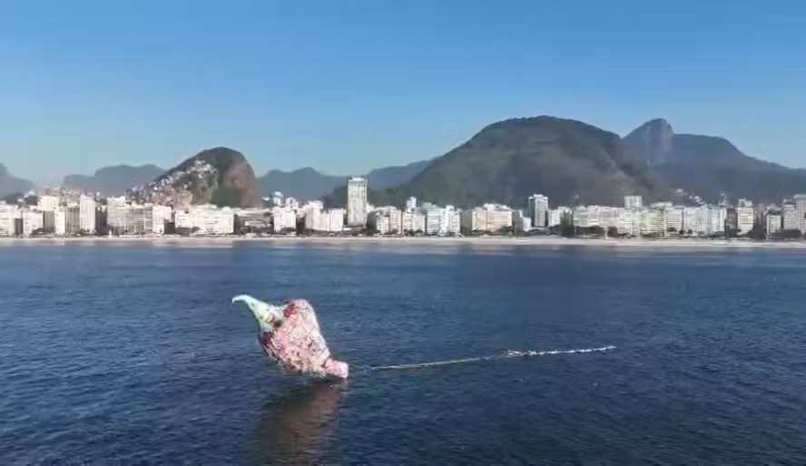 Um balão de 20m caiu no mar da Praia de Copacabana no sábado (4), próximo ao palco do show de Madonna 