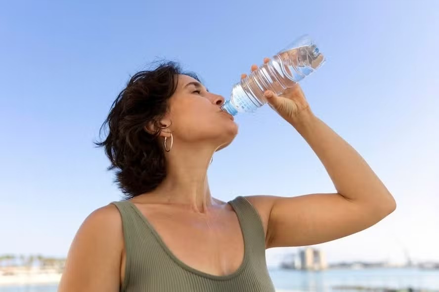 Beber bastante água é uma das recomendações de especialistas