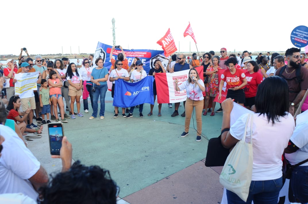 Professores universitários da rede pública organizam ato na Praça do Marco Zero. 