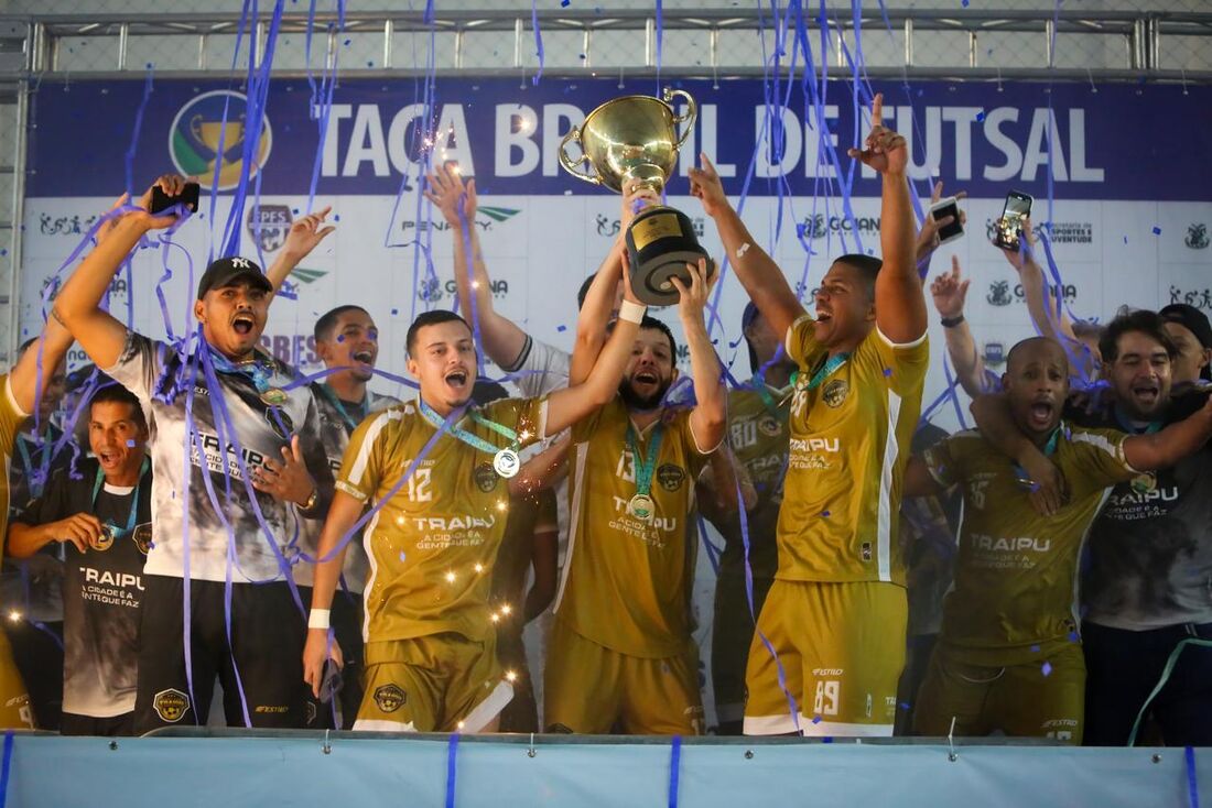 Traipu com o troféu de campeão da 51ª Taça Brasil de Futsal Adulto da 1ª Divisão