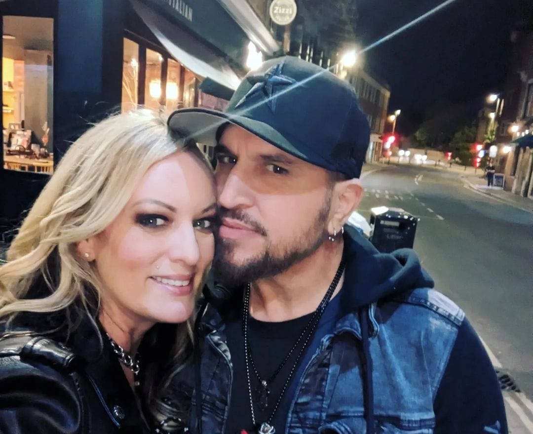 Stormy Daniels e seu marido Barrett Blade