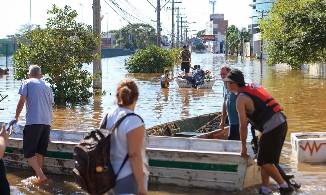 Barcos de resgate à população no RS