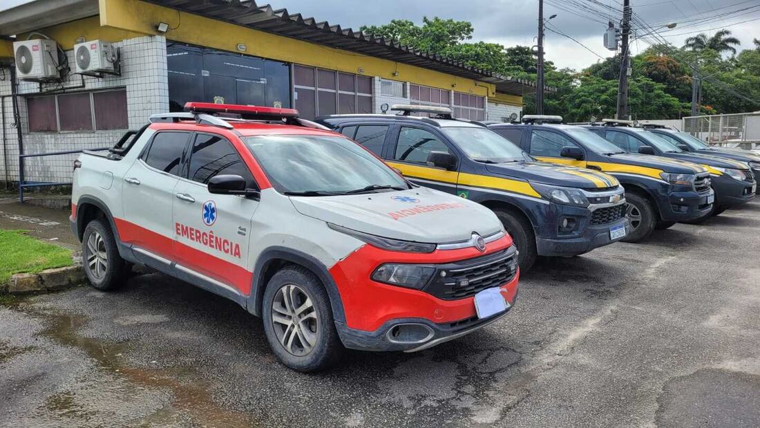 Caminhonete transformada em ambulãncia é apreendida pela PRF no Recife