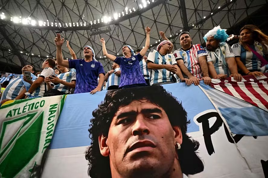 Torcedores da Argentina com uma faixa do ex-jogador argentino Diego Maradona 