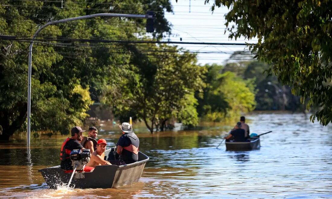 Resgate com barco em Porto Alegre.