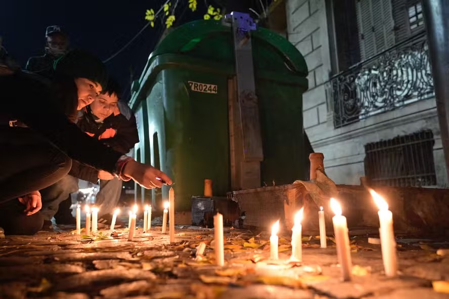 Mulheres acendem velas durante vigília em frente à casa onde duas lésbicas foram assassinadas, em Buenos Aires 