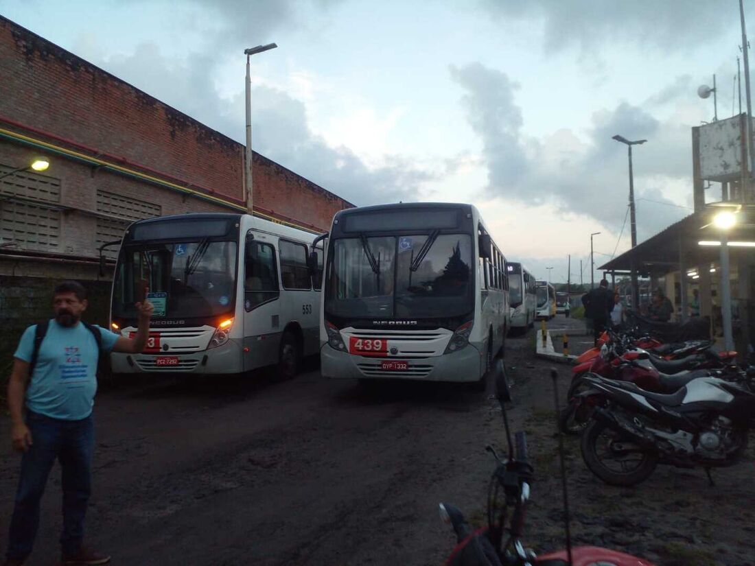 Rodoviários interditam empresa Borborema AVS, no Curado, na manhã desta sexta-feira (10)