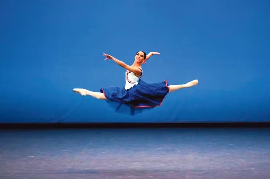 Amanda Gomes durante apresentação na 14ª Competição Internacional de Ballet de Moscou, na qual conquistou a medalha de prata 