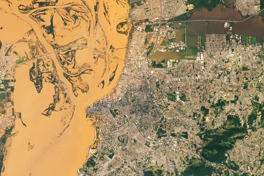 Imagem do satélite Landsat 8, da Nasa, mostra o rio Guaíba lamacento e Porto Alegre inundada 