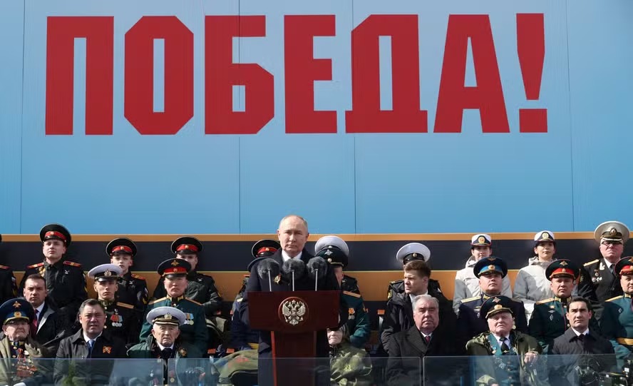 Diante de um cartaz com a palavra 'vitória', presidente russo Vladimir Putin faz discurso no Dia da Vitória na Segunda Guerra Mundial, na Praça Vermelha 