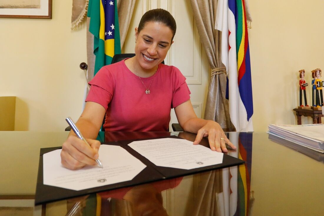 Raquel Lyra sanciona lei que extingue faixas salariais da Polícia Militar e do Corpo de Bombeiros