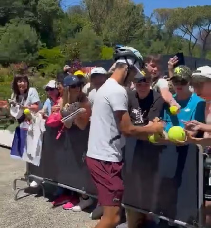 Djokovic chega de capacete para dar autógrafos em Roma