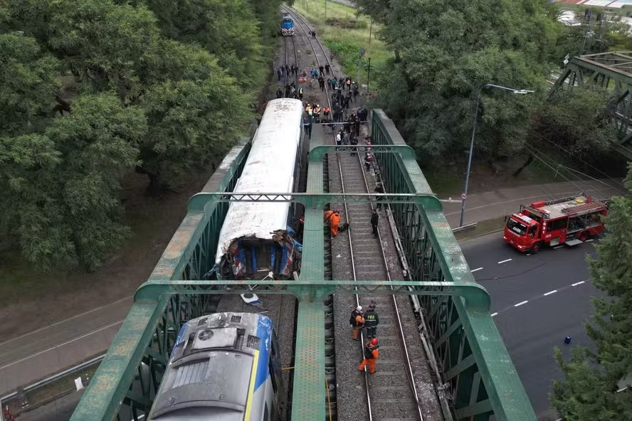 Trens colidem em Buenos Aires, Argentina 