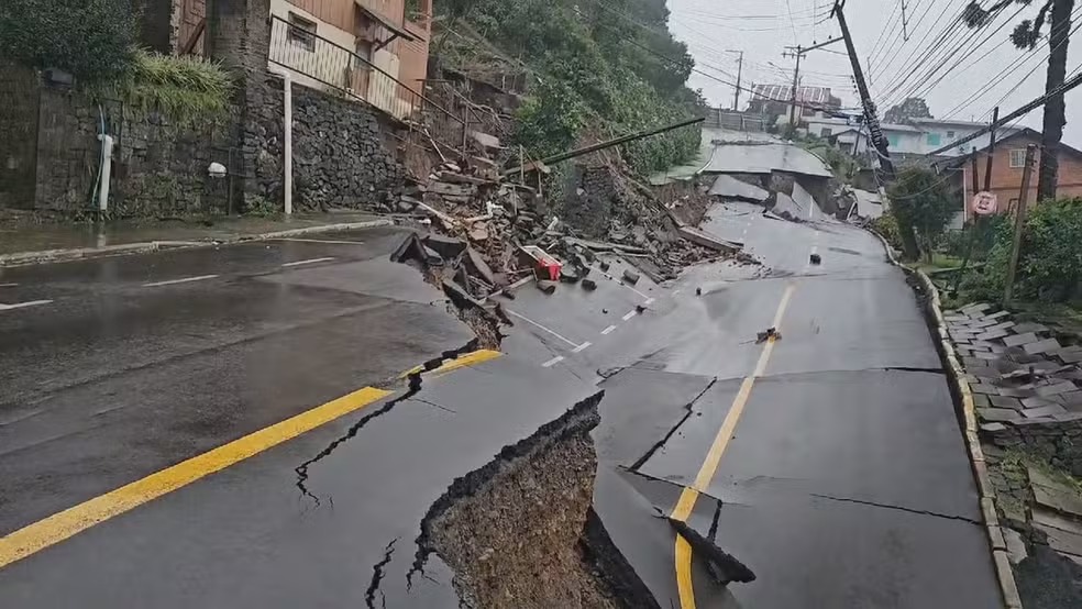 Rua desmorona na cidade gaúcha de Gramado