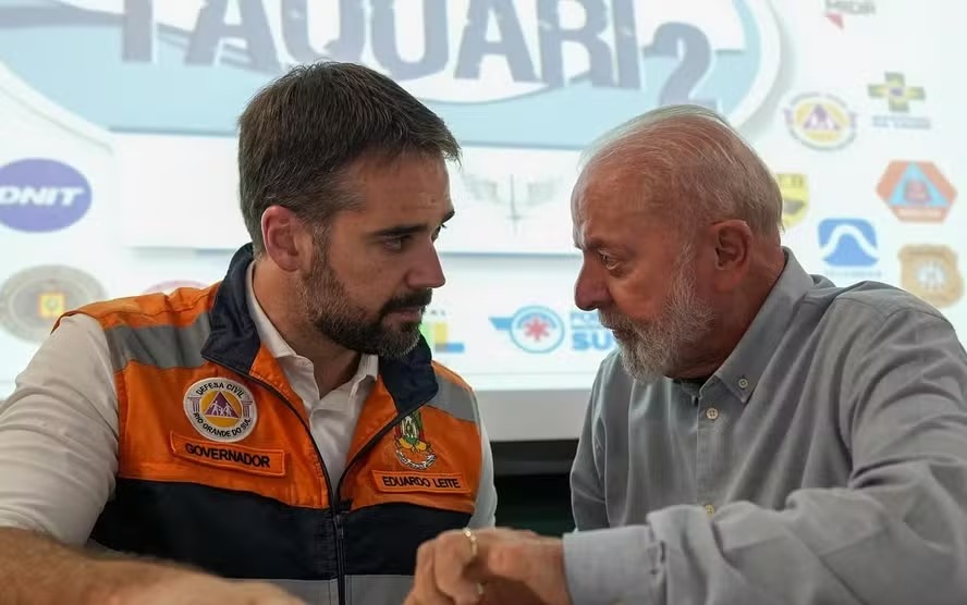 Eduardo Leite (PSDB) e Lula (PT) durante coletiva de imprensa sobre chuvas no RS