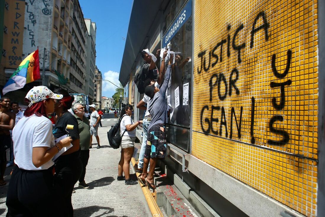 Familiares, amigos e professores se reúnem na Praça da Independência, no bairro de Santo Antônio, para pedir justiça por Gean Carlos Lopes Júnior, estudante morto em ônibus no centro do Recife 