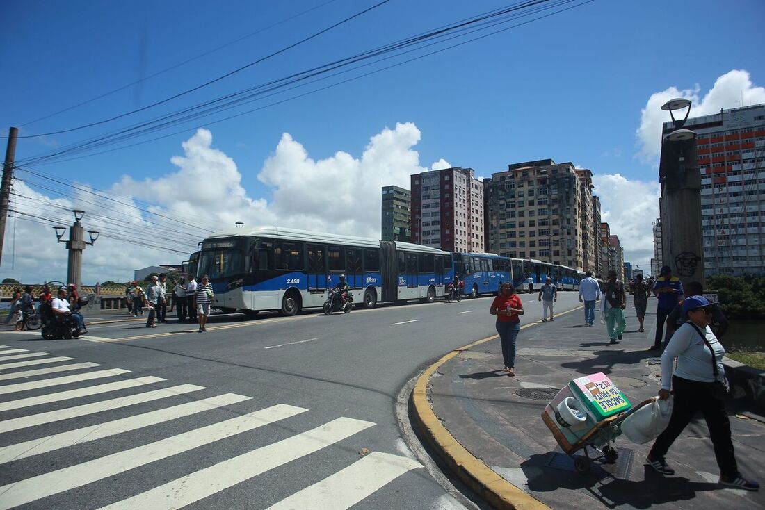 Rodoviários paralisam Avenida Guararapes em protesto contra violência nos ônibus