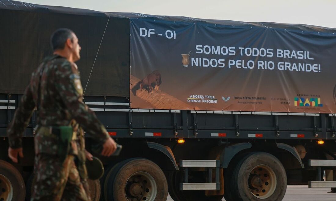 Caminhão da Força Áerea Brasileira com mensagem de apoio ao Rio Grande do Sul