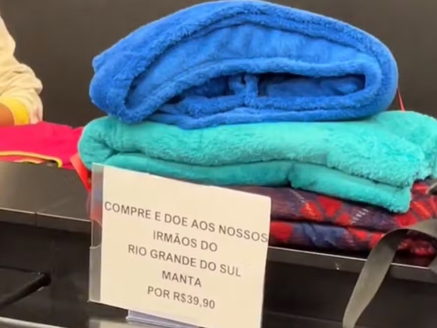 Loja da Riachuelo é criticada por sugerir que clientes comprem mantas para doar para vítimas das enchentes do Rio Grande do Sul 