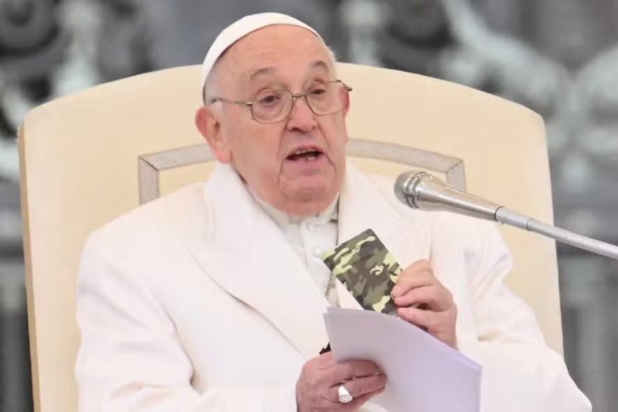 Papa Francisco aparece sem dente 