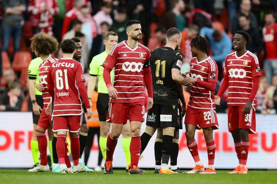 Standard Liège em campo contra o K Sint-Truiden VV, em abril 