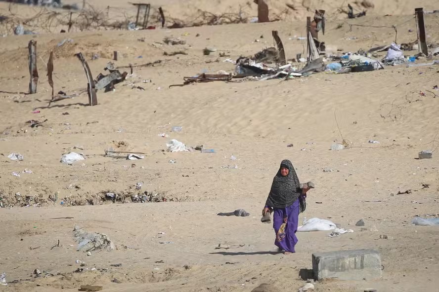 Mulher caminha em local onde havia campo de refugiados em Rafah, na Faixa de Gaza 